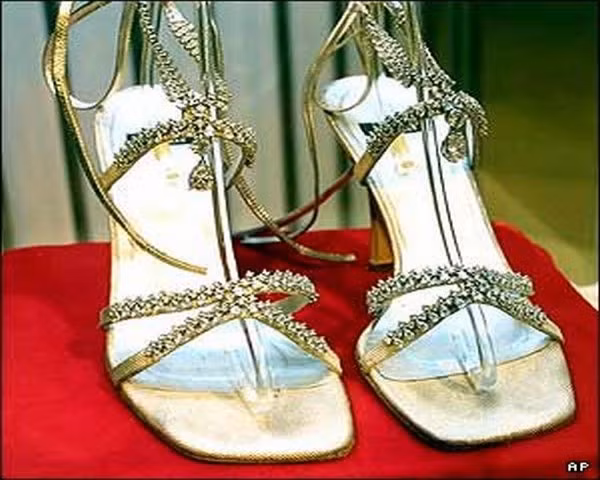 Platinum Guild Stuart Weitzman Giá: 1,09 triệu USD Lại thêm một đôi xăng đan cao gót của phù thủy Stuart Weitzman. Đôi giày được trang trí bằng dây đai bạch kim nguyên chất có gắn trên đó 464 viên kim cương Kwiat hình tròn và hình quả lê. Đôi giày tuyệt đẹp này đã được nữ diễn viên Laura Harring mang khi cô đến dự lễ trao giải Oscar năm 2002.
