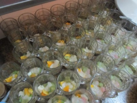 Chè thập cẩm của quán luôn được khách tấm tắc khen ngon Chè thập cẩm của quán luôn được khách tấm tắc khen ngon
