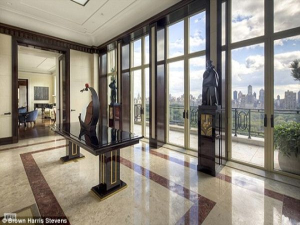 Căn hộ của Dmitry Rybolovlev ở Manhattan (Mỹ) Giá: 88 triệu USD Tháng 12 năm ngoái, tỷ phú Dmitry Rybolovlev đã không ngần ngại bỏ ra một khoản tiền khổng lồ để tậu về cho cô con gái yêu của mình một căn nhà ở Manhattan. Căn hộ rộng hơn 600m2, gồm 10 phòng, một thư viện hiện đại, sân thượng và tầng hầm. Từ căn hộ cao cấp này có thể chiêm ngưỡng khung cảnh tuyệt đẹp của Công viên Central Park. Căn hộ của Dmitry Rybolovlev ở Manhattan (Mỹ) Giá: 88 triệu USD Tháng 12 năm ngoái, tỷ phú Dmitry Rybolovlev đã không ngần ngại bỏ ra một khoản tiền khổng lồ để tậu về cho cô con gái yêu của mình một căn nhà ở Manhattan. Căn hộ rộng hơn 600m2, gồm 10 phòng, một thư viện hiện đại, sân thượng và tầng hầm. Từ căn hộ cao cấp này có thể chiêm ngưỡng khung cảnh tuyệt đẹp của Công viên Central Park.