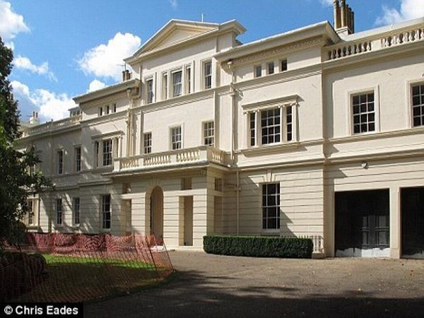 Lâu đài Kensington Palace Gardens (London, Anh) Giá: 146 triệu USD Chủ sở hữu biệt thự hoàng tráng này là tỷ phú người Nga Roman Abramovich, cũng là chủ sở hữu CLB bóng đá Chelsea nổi tiếng. Lâu đài có hơn 19 phòng ngủ, nhiều khoảnh vườn rộng rãi, chưa kể tới sân tennis riêng, phòng tập và một bảo tàng cá nhân nho nhỏ, nơi vị tỷ phú này cất giữ bộ sưu tập xe Ferrari cổ đắt tiền. Hàng xóm của Abramovich còn có Jon Hunt, người sáng lập công ty bất động sản Foxtons, ông trùm dầu mỏ gốc Ukraina - Len Blavatnik… Lâu đài Kensington Palace Gardens (London, Anh) Giá: 146 triệu USD Chủ sở hữu biệt thự hoàng tráng này là tỷ phú người Nga Roman Abramovich, cũng là chủ sở hữu CLB bóng đá Chelsea nổi tiếng. Lâu đài có hơn 19 phòng ngủ, nhiều khoảnh vườn rộng rãi, chưa kể tới sân tennis riêng, phòng tập và một bảo tàng cá nhân nho nhỏ, nơi vị tỷ phú này cất giữ bộ sưu tập xe Ferrari cổ đắt tiền. Hàng xóm của Abramovich còn có Jon Hunt, người sáng lập công ty bất động sản Foxtons, ông trùm dầu mỏ gốc Ukraina - Len Blavatnik…