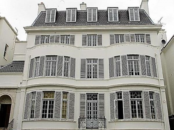 Kensington Victorian Villa (London, Anh) Giá: 125 triệu USD Dinh thự được xây từ thời Victoria, nay thuộc sở hữu của doanh nhân Elena Franchuk, con gái của cựu tổng thống Ukraina. Ngoài việc mua về, bà còn bỏ ra 15 triệu đô để tân trang lại căn nhà cho thêm phần sang trọng. Ngôi nhà có đến 10 phòng ngủ, một bể bơi ngầm, phòng tắm hơi, phòng tập thể dục, rạp chiếu phim và thậm chí còn có cả “Panic room” (phòng an toàn) cực kỳ kín đáo. Kensington Victorian Villa (London, Anh) Giá: 125 triệu USD Dinh thự được xây từ thời Victoria, nay thuộc sở hữu của doanh nhân Elena Franchuk, con gái của cựu tổng thống Ukraina. Ngoài việc mua về, bà còn bỏ ra 15 triệu đô để tân trang lại căn nhà cho thêm phần sang trọng. Ngôi nhà có đến 10 phòng ngủ, một bể bơi ngầm, phòng tắm hơi, phòng tập thể dục, rạp chiếu phim và thậm chí còn có cả “Panic room” (phòng an toàn) cực kỳ kín đáo.