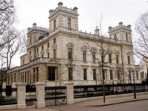Ngôi nhà ở Kensington Palace Gardens (London, Anh) Giá: 128 triệu USD Ngôi biệt thự sang trọng có 12 phòng ngủ, phòng khiêu vũ lớn, phòng tắm kiểu Thổ Nhĩ Kỳ, một phòng trưng bày tranh, hồ bơi lộng lẫy nằm ở tầng hầm và một garage có sức chứa lên đến 20 chiếc. Căn nhà này thuộc sở hữu của tỷ phú Lakshmi Mittal, người đã mua cho con trai mình cũng một ngôi biệt thự ở Kensington Palace Gardens, khu phố của các tỷ phú. Ngôi nhà ở Kensington Palace Gardens (London, Anh) Giá: 128 triệu USD Ngôi biệt thự sang trọng có 12 phòng ngủ, phòng khiêu vũ lớn, phòng tắm kiểu Thổ Nhĩ Kỳ, một phòng trưng bày tranh, hồ bơi lộng lẫy nằm ở tầng hầm và một garage có sức chứa lên đến 20 chiếc. Căn nhà này thuộc sở hữu của tỷ phú Lakshmi Mittal, người đã mua cho con trai mình cũng một ngôi biệt thự ở Kensington Palace Gardens, khu phố của các tỷ phú.