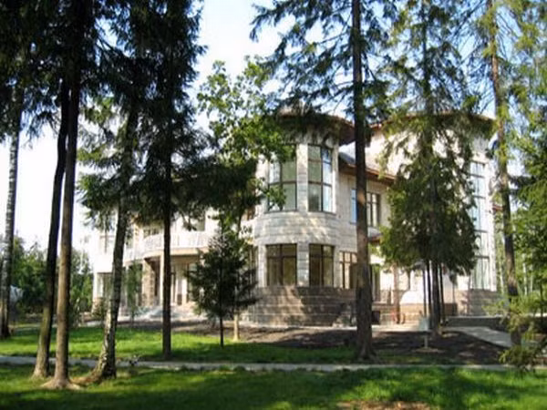 Eurasia (Nga) Giá: 100 triệu USD Đây là biệt thự đắt nhất ở Nga. Nằm cách trung tâm thủ đô Mát-xcơ-va 15 dặm, tòa nhà này có diện tích hơn 1000m2 gồm hai nhà khách, một trung tâm vui chơi giải trí, hồ bơi kiểu Thổ Nhĩ Kỳ, một phòng tập thể dục và một phòng tắm hơi. Eurasia (Nga) Giá: 100 triệu USD Đây là biệt thự đắt nhất ở Nga. Nằm cách trung tâm thủ đô Mát-xcơ-va 15 dặm, tòa nhà này có diện tích hơn 1000m2 gồm hai nhà khách, một trung tâm vui chơi giải trí, hồ bơi kiểu Thổ Nhĩ Kỳ, một phòng tập thể dục và một phòng tắm hơi.