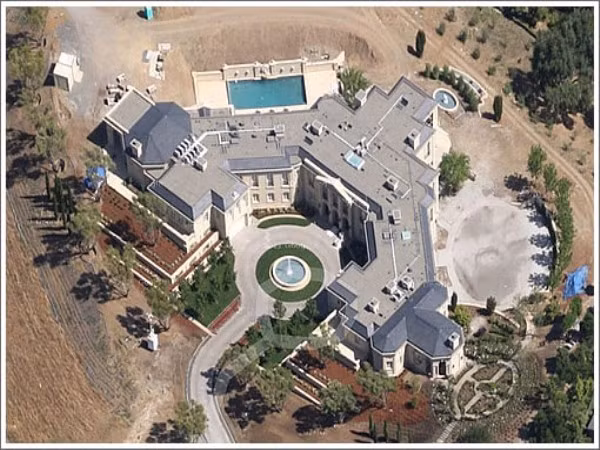 Lâu đài Los Alto Hills (Thung lũng Silicon, Mỹ) Giá: 100 triệu USD Tòa lâu đài ở thung lũng Silicon được biết đến là căn nhà có nội thất sang trọng bậc nhất nước Mỹ với 5 phòng ngủ, 9 phòng tắm, hồ bơi trong nhà và ngoài trời, phòng khiêu vũ, sân tennis và một hầm rượu vang. Tòa lâu đài nằm trên đỉnh đồi và từ đó có thể nhìn ra Vịnh San Francisco xinh đẹp. Ông chủ của tòa lâu đài này là tỷ phú nổi tiếng người Nga Yuri Milner. Lâu đài Los Alto Hills (Thung lũng Silicon, Mỹ) Giá: 100 triệu USD Tòa lâu đài ở thung lũng Silicon được biết đến là căn nhà có nội thất sang trọng bậc nhất nước Mỹ với 5 phòng ngủ, 9 phòng tắm, hồ bơi trong nhà và ngoài trời, phòng khiêu vũ, sân tennis và một hầm rượu vang. Tòa lâu đài nằm trên đỉnh đồi và từ đó có thể nhìn ra Vịnh San Francisco xinh đẹp. Ông chủ của tòa lâu đài này là tỷ phú nổi tiếng người Nga Yuri Milner.