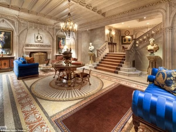 Woolworth (New York, Mỹ) Giá: 90 triệu USD Tòa nhà rộng hơn 1600m2 với nội thất vô cùng sang trọng, bên ngoài được trang trí bởi chiếc thuyền chiến, bên trong có một lò sưởi khổng lồ, 22 phòng ngủ và một phòng ăn với sức chứa tới 50 người. Woolworth (New York, Mỹ) Giá: 90 triệu USD Tòa nhà rộng hơn 1600m2 với nội thất vô cùng sang trọng, bên ngoài được trang trí bởi chiếc thuyền chiến, bên trong có một lò sưởi khổng lồ, 22 phòng ngủ và một phòng ăn với sức chứa tới 50 người.