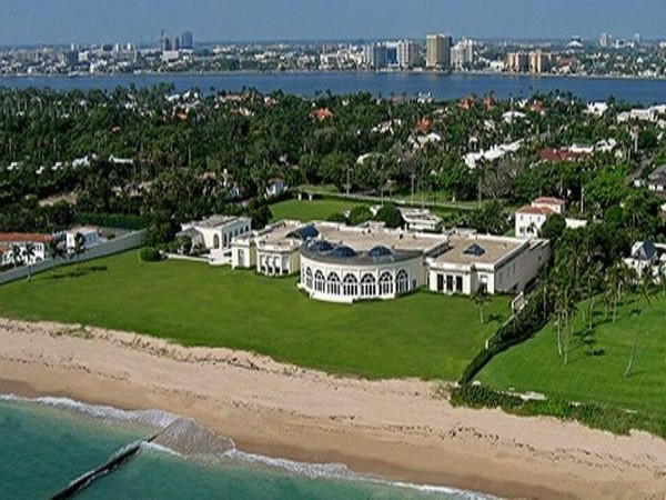 Maison de L’Amitié (Florida, Mỹ) Giá: 100 triệu USD Người chủ biệt thự là Dmitry Rybolovlev, "tỉ phú phân bón" người Nga. Được xây vào năm 1990, dinh thự có 9 phòng ngủ, một phòng khiêu vũ, một nhà kính, đồ đạc trong phòng tắm đều làm từ vàng 24 carat, cột đá cẩm thạch trắng, một bộ sưu tập toàn bộ bản sao của các bức tranh nổi tiếng, hơn 100m mặt tiền chĩa thẳng ra biển và một gara xe có khả năng chứa tới 48 chiếc. Maison de L’Amitié (Florida, Mỹ) Giá: 100 triệu USD Người chủ biệt thự là Dmitry Rybolovlev, "tỉ phú phân bón" người Nga. Được xây vào năm 1990, dinh thự có 9 phòng ngủ, một phòng khiêu vũ, một nhà kính, đồ đạc trong phòng tắm đều làm từ vàng 24 carat, cột đá cẩm thạch trắng, một bộ sưu tập toàn bộ bản sao của các bức tranh nổi tiếng, hơn 100m mặt tiền chĩa thẳng ra biển và một gara xe có khả năng chứa tới 48 chiếc.