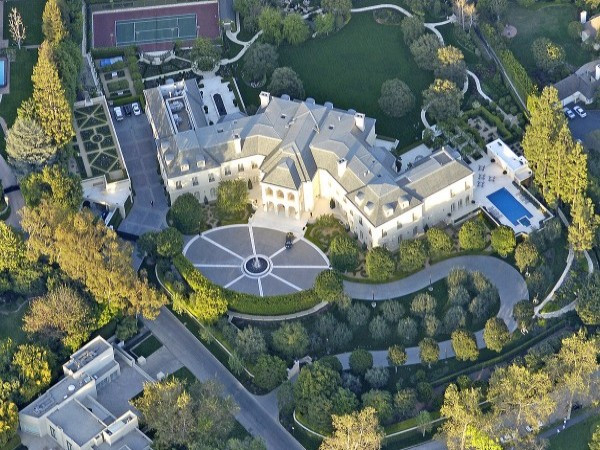 The Manor (Los Angeles, Mỹ) Giá: 85 triệu USD Chủ nhân của ngôi biệt thự là nhà thiết kế thời trang 29 tuổi Petra Ecclestone, con gái của “bố già F1” Bernie Ecclestone. Ngôi nhà có diện tích hơn 17000 m2, gồm hơn 100 phòng, trong đó có tới 14 phòng ngủ, phòng ăn với sức chứa 800 người, sàn bowling, hầm rượu, thư viện, phòng chiếu phim. Ngoài ra, nơi đây còn có sân tennis, hồ cá koi, tiệm hớt tóc, bể bơi ngoài trời và một khu đỗ xe có khả năng chứa khoảng vài chục xe ô tô. The Manor (Los Angeles, Mỹ) Giá: 85 triệu USD Chủ nhân của ngôi biệt thự là nhà thiết kế thời trang 29 tuổi Petra Ecclestone, con gái của “bố già F1” Bernie Ecclestone. Ngôi nhà có diện tích hơn 17000 m2, gồm hơn 100 phòng, trong đó có tới 14 phòng ngủ, phòng ăn với sức chứa 800 người, sàn bowling, hầm rượu, thư viện, phòng chiếu phim. Ngoài ra, nơi đây còn có sân tennis, hồ cá koi, tiệm hớt tóc, bể bơi ngoài trời và một khu đỗ xe có khả năng chứa khoảng vài chục xe ô tô.