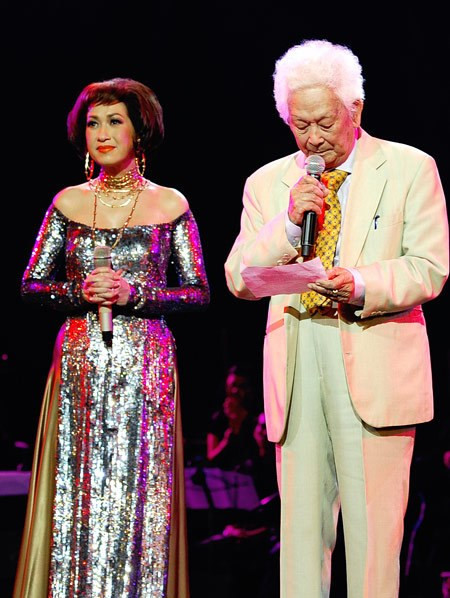 Giây phút Ý Lan cùng nhạc sĩ Phạm Duy đứng chung trên sân khấu, khi ông vẫn còn khỏe mạnh. Giây phút Ý Lan cùng nhạc sĩ Phạm Duy đứng chung trên sân khấu, khi ông vẫn còn khỏe mạnh.