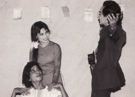 Diễn viên Tuấn Dương cùng ekip sản xuất phim Lập trình cho trái tim.