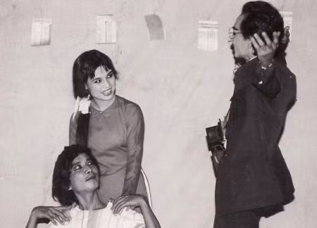 Tuấn Dương (ngồi) trong kịch "Số đỏ".