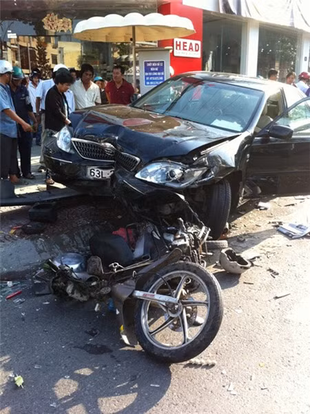 Ô tô của Sở Tài chính Tiền Giang cán náy một xe máy rồi bỏ chạy.