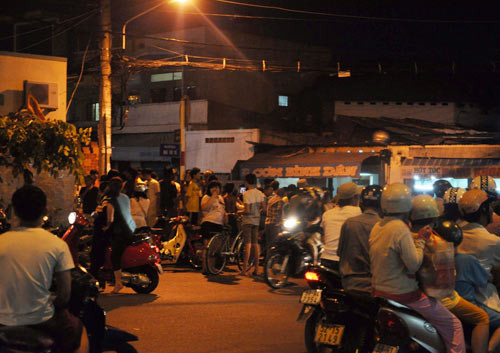 Người dân hiếu kỳ kéo đến xem hiện trường vụ án mạng Người dân hiếu kỳ kéo đến xem hiện trường vụ án mạng