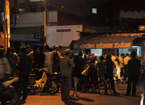 Công an khám nghiệm hiện trường quán cơm, nơi xảy ra án mạng kinh hoàng Công an khám nghiệm hiện trường quán cơm, nơi xảy ra án mạng kinh hoàng