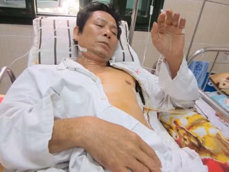 Ông Phạm Khải kể về giây phút kinh hoàng khi bị kẻ lạ mặt truy sát Ông Phạm Khải kể về giây phút kinh hoàng khi bị kẻ lạ mặt truy sát