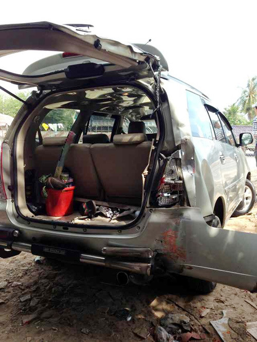 Phần đuôi xe bị hư hỏng nặng.