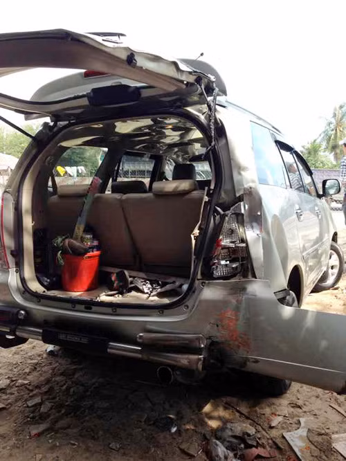 Phần đuôi xe bị hư hỏng nặng.