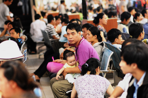 Trước đó, 6h chiều 18/4, sau khi hết giờ làm, hành khách đổ về chật kín nhà chờ bến xe Miền Đông. Trước đó, 6h chiều 18/4, sau khi hết giờ làm, hành khách đổ về chật kín nhà chờ bến xe Miền Đông.