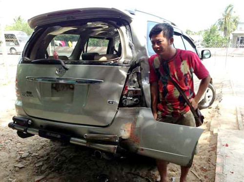 Tấn Beo bên chiếc xe gặp tai nạn tại hiện trường.