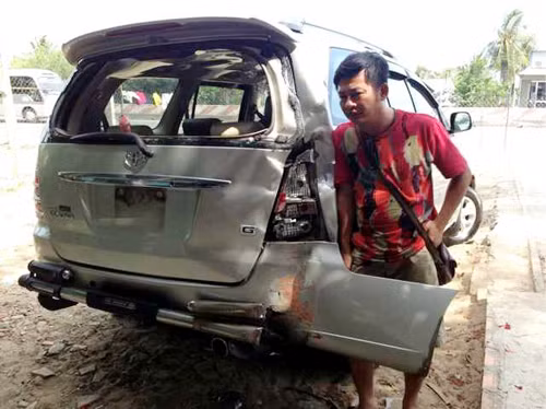 Tấn Beo bên chiếc xe gặp tai nạn tại hiện trường.
