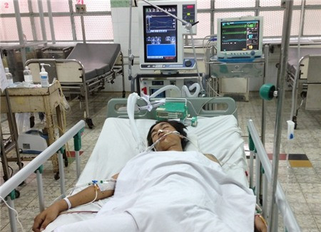 Các nạn nhân hiện nằm tại khoa hồi sức tích cực bệnh viện ĐKKV Thủ Đức với tình trạng sức khỏe rất nguy kịch. Các nạn nhân hiện nằm tại khoa hồi sức tích cực bệnh viện ĐKKV Thủ Đức với tình trạng sức khỏe rất nguy kịch.