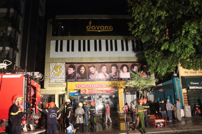 Phòng trà giữa trung tâm TP.HCM bất ngờ phát hỏa dữ dội trong đêm