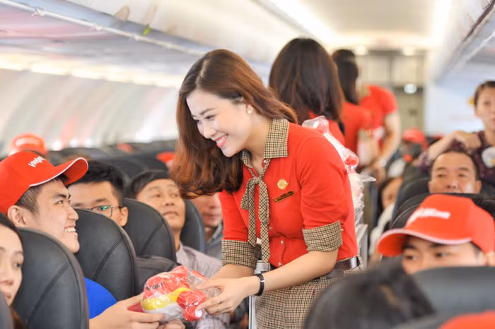 Vietjet có đội ngữ tiếp viên xinh đẹp, nổi bật. - ảnh Vivalifestyleandtravel.