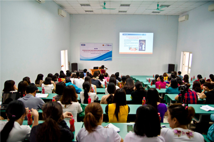 Hội thảo “Phát triển toàn diện thể trạng và trí lực cho trẻ mầm non, tiểu học” thu hút đông đảo các thầy cô, đại diện phụ huynh học sinh đến dự - ảnh: Hoàng Lực. Hội thảo “Phát triển toàn diện thể trạng và trí lực cho trẻ mầm non, tiểu học” thu hút đông đảo các thầy cô, đại diện phụ huynh học sinh đến dự - ảnh: Hoàng Lực.