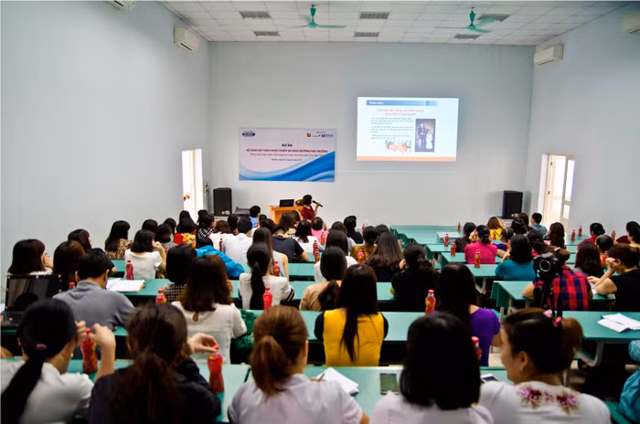 Hội thảo “Phát triển toàn diện thể trạng và trí lực cho trẻ mầm non, tiểu học” thu hút đông đảo các thầy cô, đại diện phụ huynh học sinh đến dự - ảnh: Hoàng Lực.