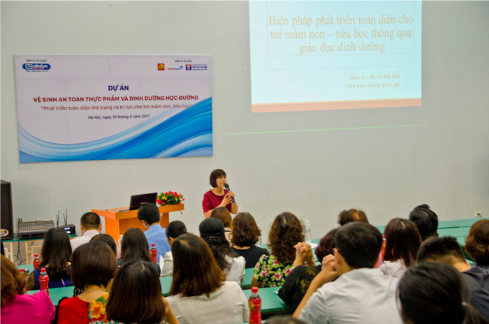 Bác sĩ Lê Thị Hải cho biết, nhiều bậc cha mẹ áp dụng chưa đúng khiến bữa ăn của trẻ mất cân đối.- ảnh: Hoàng Lực. Bác sĩ Lê Thị Hải cho biết, nhiều bậc cha mẹ áp dụng chưa đúng khiến bữa ăn của trẻ mất cân đối.- ảnh: Hoàng Lực.