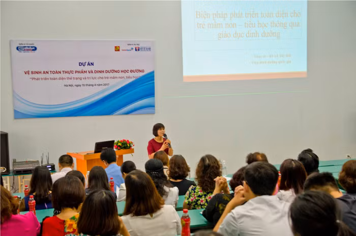 Bác sĩ Lê Thị Hải cho biết, nhiều bậc cha mẹ áp dụng chưa đúng khiến bữa ăn của trẻ mất cân đối.- ảnh: Hoàng Lực.