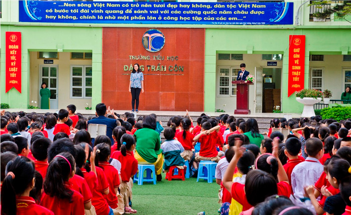 Tiết chào cờ đầu tuần thứ hai ngày 17/4/2017 của thầy và trò Trường Tiểu học Đặng Trần Côn (quận Thanh Xuân – Hà Nội) như vui hơn khi có sự tham dự của Nguyễn Đình Tôn Nữ - ảnh H.Lực