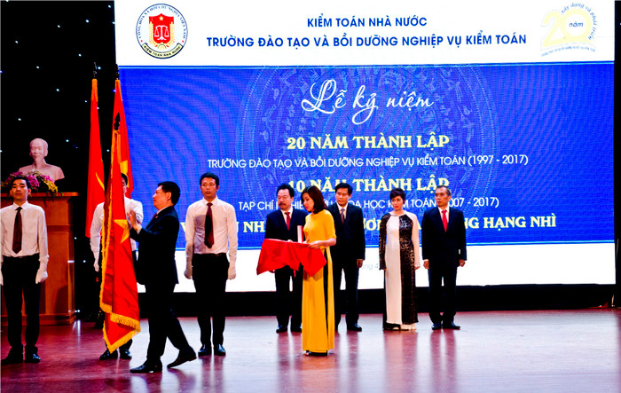 Tổng Kiểm toán nhà nước Hồ Đức Phớc trao tặng Huân chương Lao động hạng Nhì cho Trường Đào tạo và Bồi dưỡng nghiệp vụ kiểm toán - ảnh: H.Lực Tổng Kiểm toán nhà nước Hồ Đức Phớc trao tặng Huân chương Lao động hạng Nhì cho Trường Đào tạo và Bồi dưỡng nghiệp vụ kiểm toán - ảnh: H.Lực