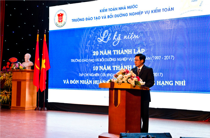 Ông Lê Đình Thăng – Giám đốc Trường Đào tạo và Bồi dưỡng nghiệp vụ kiểm toán phát biểu mở đầu buổi lễ kỷ niệm - ảnh: H.Lực Ông Lê Đình Thăng – Giám đốc Trường Đào tạo và Bồi dưỡng nghiệp vụ kiểm toán phát biểu mở đầu buổi lễ kỷ niệm - ảnh: H.Lực