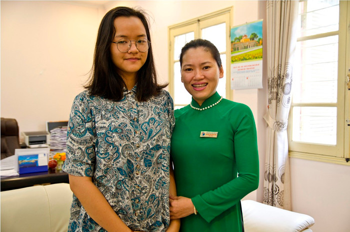 Tôn Nữ chụp ảnh kỷ niệm với cô Nguyễn Thị Ngân Bình - Hiệu trưởng Trường Tiểu học Đặng Trần Côn - ảnh: H.Lực