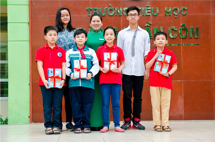 Tôn Nữ được mời trao quà cho các em học sinh của trường Tiểu học Đặng Trần Côn đạt giải trong các cuộc thi Toán, thi tiếng Anh của quận Thanh Xuân - Hà Nội - ảnh: H.Lực.