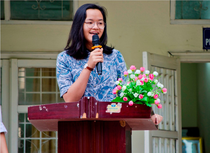 Nguyễn Đình Tôn Nữ chia sẻ niềm vui với thầy cô và học sinh Trường Tiểu học Đặng Trần Côn - ảnh: H. Lực