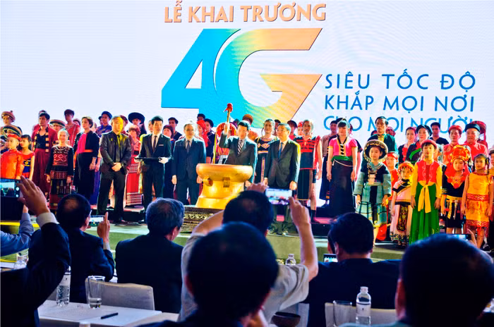 Thiếu tướng Nguyễn Mạnh Hùng - Tổng giám đốc Viettel đánh trống khai trương mạng 4G - ảnh: H. Lực