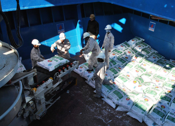 Hoạt động sản xuất kinh doanh tốt giúp người lao động Công ty Cổ phần Phân bón Dầu khí Cà Mau (Đạm Cà Mau) có đời sống tốt hơn - ảnh Phong Sơn. Hoạt động sản xuất kinh doanh tốt giúp người lao động Công ty Cổ phần Phân bón Dầu khí Cà Mau (Đạm Cà Mau) có đời sống tốt hơn - ảnh Phong Sơn.