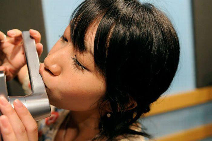 "Khó đỡ" những bức hình chụp ảnh "liếm tay nắm cửa".