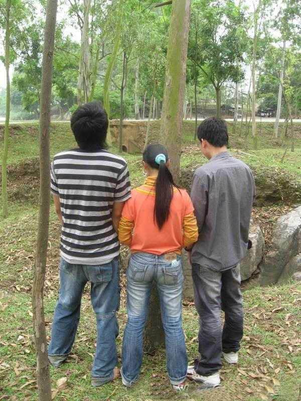 Họ không chỉ chuyền tay nhau những hình ảnh này mà tung nó lên những trang mạng cá nhân và lên cả những trang web của trường để cho các bạn cùng trường cùng lớp có thể chiêm ngưỡng được.