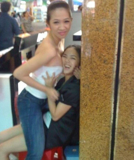 Chỉ là những bức hình "đùa chút thôi" nhưng cũng khiến người xem "sốc" trước sự "vô tư" quá mức của những cô gái này.