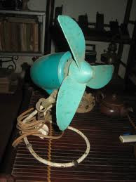 Giới trẻ ngày nay quen dùng điều hòa, các loại quạt hiện đại... chắc hẳn sẽ rất "ngạc nhiên" khi thấy chiếc quạt này... Giới trẻ ngày nay quen dùng điều hòa, các loại quạt hiện đại... chắc hẳn sẽ rất "ngạc nhiên" khi thấy chiếc quạt này...