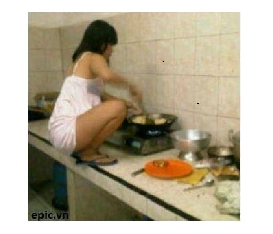 Tư thế nấu ăn cực "duyên dáng" ??? Tư thế nấu ăn cực "duyên dáng" ???