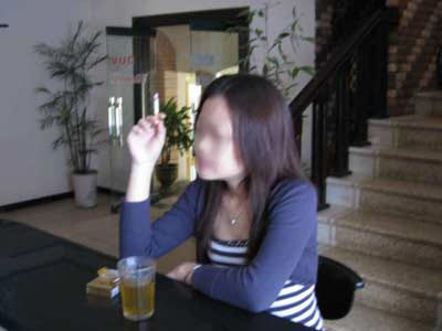 Trong giảng đường, ngoài sân chơi hay tại các quán trà đá ngay cổng các trường Đại Học... ở đâu cũng có thể thấy cảnh nữ sinh phì phèo nhả khói thuốc lá rất điệu nghệ. Dĩ nhiên, họ biết hút thuốc là có hại, nhưng... Trong giảng đường, ngoài sân chơi hay tại các quán trà đá ngay cổng các trường Đại Học... ở đâu cũng có thể thấy cảnh nữ sinh phì phèo nhả khói thuốc lá rất điệu nghệ. Dĩ nhiên, họ biết hút thuốc là có hại, nhưng...