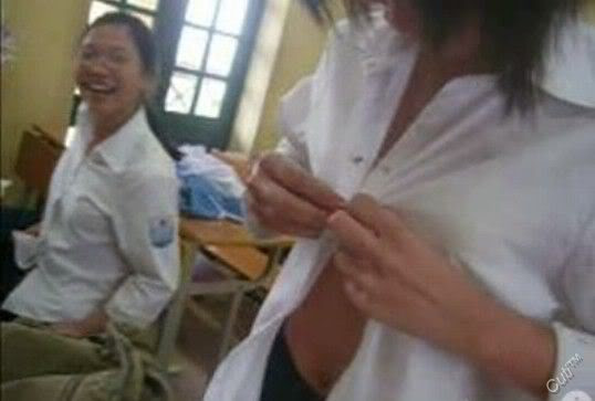 Hình cảnh một tốp nữ sinh đang mải mê đánh bài ngay trong lớp học. Hình thức “ăn thua” của nhóm học sinh là người thua cuộc phải cởi dần từng cúc áo. Trong ảnh này, một nữ sinh bị thua liên tục nên cũng liên tục cởi nút áo. Hình cảnh một tốp nữ sinh đang mải mê đánh bài ngay trong lớp học. Hình thức “ăn thua” của nhóm học sinh là người thua cuộc phải cởi dần từng cúc áo. Trong ảnh này, một nữ sinh bị thua liên tục nên cũng liên tục cởi nút áo.