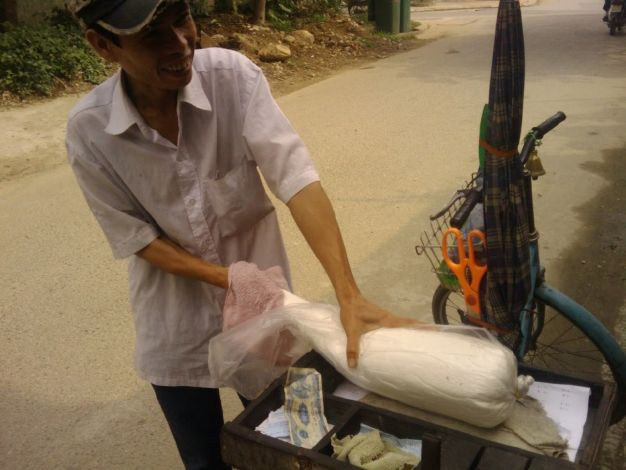 "Kẹo kéo, kẹo kéo... đa.ây...! Càng kéo càng dài, càng vặn càng dai, càng nhai càng ngọt... nào..." Tiếng rao dẻo quẹo, mềm mại như lụa của ông bán kẹo kéo trên khắp các ngả đường như im đậm vào tiềm thức của người con đất Việt về một tuổi thơ ngọt ngào... Khoảng vài chục năm về trước, thì kẹo kéo là huyền thoại, là ảo thuật, là bí mật của sự ngọt ngào... với bất đứa trẻ nào. Nhưng với trẻ em ở phố bây giờ chỉ biết đến caramen, bigbabol, gum... chúng chắc hẳn sẽ cười ngặt nghẽo nếu có được nghe tiếng rao về thứ kẹo "ảo thuật": càng kéo càng dai, càng vặn càng dai, càng nhai càng ngọt... "Kẹo kéo, kẹo kéo... đa.ây...! Càng kéo càng dài, càng vặn càng dai, càng nhai càng ngọt... nào..." Tiếng rao dẻo quẹo, mềm mại như lụa của ông bán kẹo kéo trên khắp các ngả đường như im đậm vào tiềm thức của người con đất Việt về một tuổi thơ ngọt ngào... Khoảng vài chục năm về trước, thì kẹo kéo là huyền thoại, là ảo thuật, là bí mật của sự ngọt ngào... với bất đứa trẻ nào. Nhưng với trẻ em ở phố bây giờ chỉ biết đến caramen, bigbabol, gum... chúng chắc hẳn sẽ cười ngặt nghẽo nếu có được nghe tiếng rao về thứ kẹo "ảo thuật": càng kéo càng dai, càng vặn càng dai, càng nhai càng ngọt...