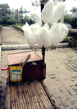 Ngọt tan... kẹo bông gòn Cái vị ngọt tan ra trên đầu lưỡi ngọt ngọt, mát mát khiến cho ta cảm giác như được nếm những đám mây đủ màu sắc... Cảm giác đó, vị ngọt đó liệu lớp trẻ bây giờ có được? Ngọt tan... kẹo bông gòn Cái vị ngọt tan ra trên đầu lưỡi ngọt ngọt, mát mát khiến cho ta cảm giác như được nếm những đám mây đủ màu sắc... Cảm giác đó, vị ngọt đó liệu lớp trẻ bây giờ có được?