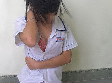 Một teen girl 14 tuổi rất "hồn nhiên" tự post lên blog cá nhân của mình một loạt ản "show hàng" lộ nội y, trên người là chiếc áo đồng phục một trường THCS ở Hải Phòng. Một teen girl 14 tuổi rất "hồn nhiên" tự post lên blog cá nhân của mình một loạt ản "show hàng" lộ nội y, trên người là chiếc áo đồng phục một trường THCS ở Hải Phòng.