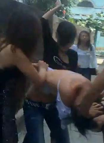 Nữ sinh H.H.N, học trường PTTH V. thị xã Cẩm Phả bị N.H.Y (sinh năm 1991, trú tại phường Cẩm Sơn - thị xã Cẩm Phả) hành hung. Nguyên nhân dẫn đến vụ đánh đập, lột áo này là do ghen tuông!