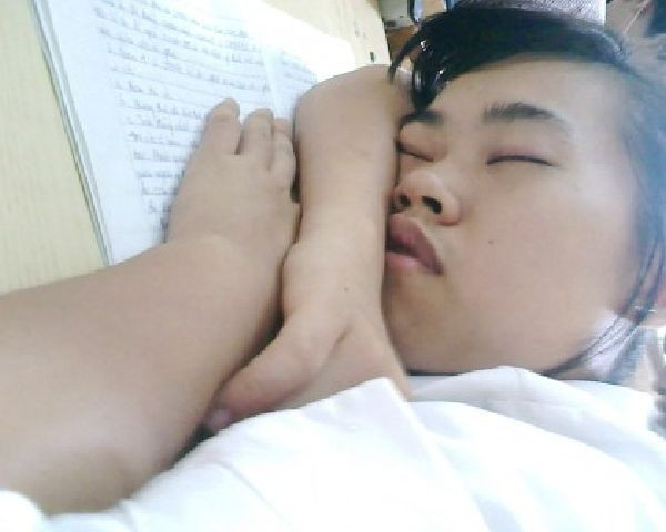 Mặc kệ thầy, cô giáo giảng bài trên bục, mặc kệ các bạn đang chăm chú nghe giảng... vẫn ngủ ngon?! Mặc kệ thầy, cô giáo giảng bài trên bục, mặc kệ các bạn đang chăm chú nghe giảng... vẫn ngủ ngon?!